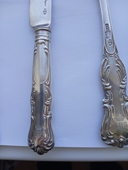Две серебряные вилки и два цельносеребряных ножа работы Андрея Брагина